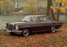 Mercedes-Benz 300 SE (1965) – in der Farbe "Dunkelrot 542" (1965)