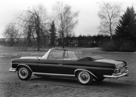 Mercedes-Benz 300 SE Cabriolet (1962) - mit hochgefahrenen Seitenscheiben viel Windschutz