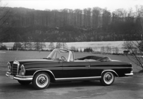 Mercedes-Benz 300 SE Cabriolet (1962) - selbst in dieser Preisklasse waren Stahlfelgen mit Radkappen üblich