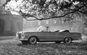 Mercedes-Benz 300 SE Cabriolet (1963) - der repräsentative Reisewagen mit der sportlichen Note, titelte der Mercedes-Pressedienst
