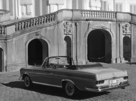 Mercedes-Benz 300 SE Cabriolet (1964) - macht sich auch vor noblem Gemäuer gut