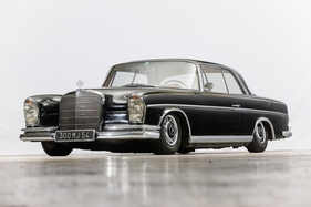Mercedes-Benz 300 SE Coupé (1964) - als Lot 344 an der Artcurial-Versteigerung anlässlich der Rétromobile Paris am 18./19. März 2022