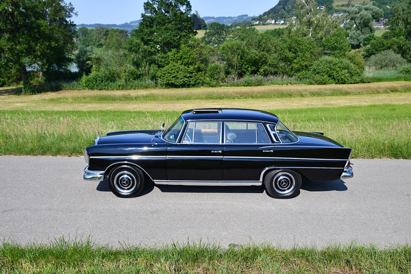 Bild: Mercedes-Benz 300 SE «Königsflosse» (1962) - als Lot 129 an der "Gstaad Classic Car Auction" der Oldtimer Galerie Toffen am 29 Dezember 2023