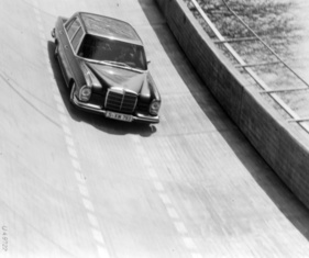 Mercedes-Benz 300 SE lang (1967) – Einfahrt in die neue Steilwandkurve auf dem Versuchsgelände in Untertürkheim (1967)