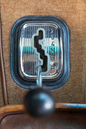 Mercedes-Benz 300 SEL 6.3 (1969) - Die Parkposition ist hinten, zum Losfahren schiebt man den Hebel nach vorne