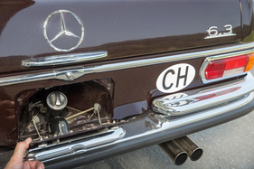 Mercedes-Benz 300 SEL 6.3 (1969) - starke Federn halten das Kennzeichenschild über der Tankklappe