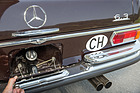 Mercedes-Benz 300 SEL 6.3 (1969) - starke Federn halten das Kennzeichenschild über der Tankklappe