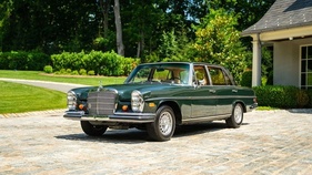Mercedes-Benz 300 SEL 6.3 (1970) - als Lot 107 an der Broad-Arrow-Versteigerung am Monterey Jet Center 2024