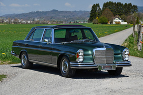 Mercedes-Benz 300 SEL 6.3 (1970) - als Lot 19 angeboten an der Versteigerung der Oldtimer Galerie an der Swiss Classic World Luzern am 28. Mai 2022