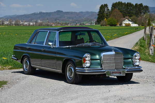 Mercedes-Benz 300 SEL 6.3 (1970) - als Lot 19 angeboten an der Versteigerung der Oldtimer Galerie an der Swiss Classic World Luzern am 28. Mai 2022