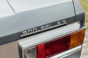 Mercedes-Benz 300 SEL 6.3 Coupé Speciale Pininfarina (1970) – Bloss keine Mercedes-Traditionen: Selbst der Schriftzug wurde umgestaltet