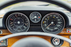 Mercedes-Benz 300 SEL 6.3 Coupé Speciale Pininfarina (1970) – Der Drehzahlmesser verdrängt die Zeituhr nach unten neben die Lüftungsdüse