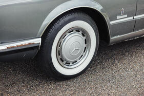 Mercedes-Benz 300 SEL 6.3 Coupé Speciale Pininfarina (1970) – Die breiten Weisswandreifen wirken altbacken und passen nicht wirklich zur modernen Klarheit des Entwurfs