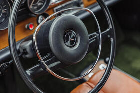 Mercedes-Benz 300 SEL 6.3 Coupé Speciale Pininfarina (1970) – serienmässiges Lenkrad mit kleiner Prallplatte und verchromtem Hupring