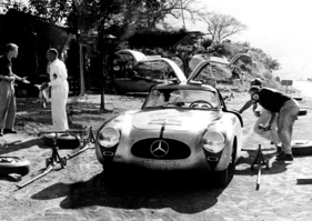 Mercedes-Benz 300 SL (1952) - Die Gesamtsieger mit ihrem Mercedes-Benz 300 SL Prototyp mit Flügeltüren