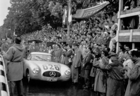 Mercedes-Benz 300 SL (1952) - Hermann Lang und Beifahrer Grupp bei der Mille Miglia 1952