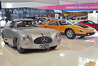 Mercedes-Benz 300 SL (1952) - Rennwagen ohne eigentliche Türen auf dem Stand von Mercedes - Rétromobile 2015