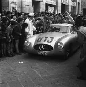Mercedes Benz 300 SL (1952) - Rudolf Caracciola wird bei der Mille Miglia im Mai 1952 auf Position 4 liegend von Polizisten in Paradeuniform in den Städten auf Distanz zu seinen Fans gehalten