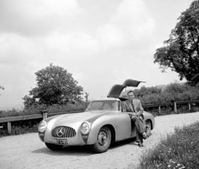 Mercedes Benz 300 SL (1952) - W 194 - ein zufriedener Rudolf Uhlenhaut mit dem Rennsportwagen Mercedes Benz 300 SL (1952) - W 194 - ein zufriedener Rudolf Uhlenhaut mit dem Rennsportwagen