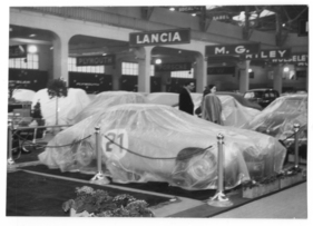 Mercedes-Benz 300 SL (1953) - wie im Dornröschenschlaf - wurde jeweils über Nacht abgedeckt - am Automobilsalon in Genf 1953 Mercedes-Benz 300 SL (1953) - wie im Dornröschenschlaf - wurde jeweils über Nacht abgedeckt - am Automobilsalon in Genf 1953