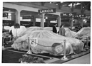 Bild: Mercedes-Benz 300 SL (1953) - wie im Dornröschenschlaf - wurde jeweils über Nacht abgedeckt - am Automobilsalon in Genf 1953