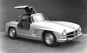 Mercedes-Benz 300 SL (1954) - Vorserienmodell des berühmten Sportwagens mit geöffneter Flügeltüre