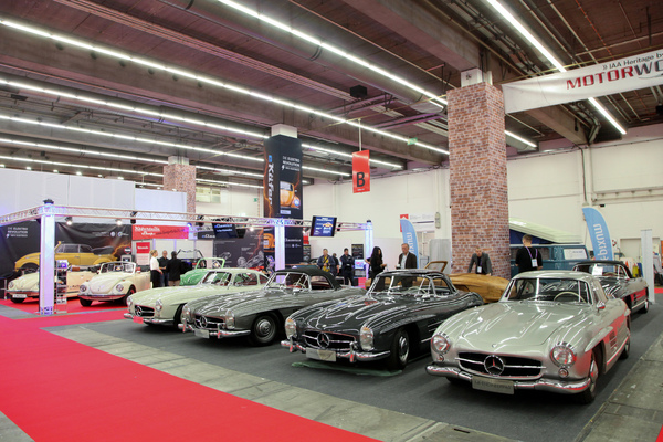 Mercedes-Benz 300 SL (1954) - inmitten einer Kollegenschar - IAA Heritage by Motorworld 2019