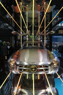 Mercedes-Benz 300 SL (1955) – Flügeltürer im Aufbau als beleuchtete Skulptur – Rétromobile Paris 2025