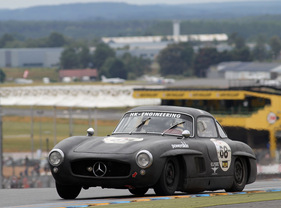 Mercedes Benz 300 SL (1955) kurz vor dem Dunlopbogen - Gesamtplatz 3 im Plateau 2 (1949-1956) an der Le Mans Classic 2012