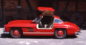 Mercedes Benz 300 SL (1956) -  Der Mercedes 300 SL „Flügeltürer“ in seiner ganzen Schönheit. Ein Exemplar im unrestaurierten Original-zustand im Jahr 1977 fotografiert