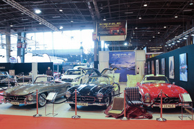 Mercedes-Benz 300 SL als Flügeltürer und Roadster auf einer Messe