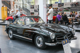 Mercedes-Benz 300 SL (1956) - in der Sonderschau "25 Autos aus 10 Nationen" - Klassikwelt Bodensee 2024 Mercedes-Benz 300 SL (1956) - in der Sonderschau "25 Autos aus 10 Nationen" - Klassikwelt Bodensee 2024