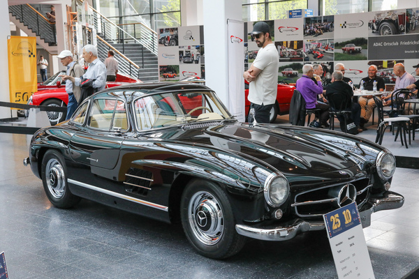 Bild: Mercedes-Benz 300 SL (1956) - in der Sonderschau "25 Autos aus 10 Nationen" - Klassikwelt Bodensee 2024