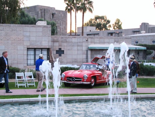 Bild Mercedes Benz 300 SL (1956) - wird eingeparkt für den Arizona Concours im Arizona Biltmore