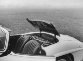 Mercedes-Benz 300 SL (1958) - das Dach hat unter einer Klappe Platz Mercedes-Benz 300 SL (1958) - das Dach hat unter einer Klappe Platz