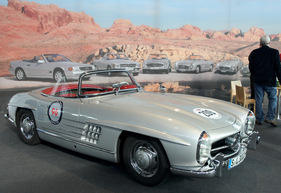 Mercedes Benz 300 SL (1958) - vor seinen Nachfolgern präsentiert - an der Retro Classics Stuttgart 2013