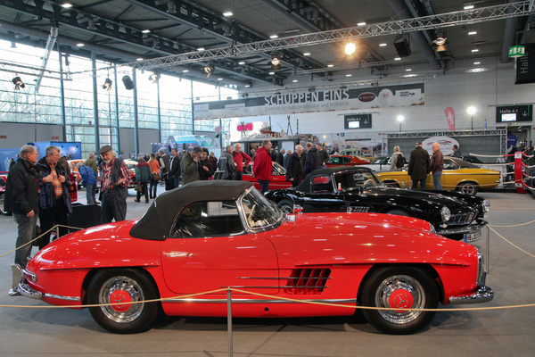 Mercedes-Benz 300 SL (1963) - war mit 215 PS deutlich stärker als sein Konkurrent BMW 507 (150 PS) - Sonderschau "Rivalen" an der Bremen Classic Motorshow 2020