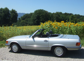 Mercedes-Benz 300 SL (1987) - ein Bett im Sonnenblumenfeld