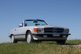Mercedes-Benz 300 SL (1987) - viel Chrom und ein breiter Kühlergrill prägen den 300 SL
