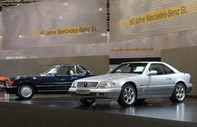 Mercedes-Benz 300 SL (1988) - nicht nur die alten, auch spätere Modelle der SL-Baureihe werden auf dem Mercedes-Stand ins richtige Licht geschoben - an der Techno Classica Essen 2012