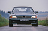 Mercedes-Benz 300 SL-24 (1989) - auch im Regen eine Freude - das Dach lässt sich ohne Kraftaufwand in kurzer Zeit schliessen (© Daniel Reinhard, 1989) Mercedes-Benz 300 SL-24 (1989) - auch im Regen eine Freude - das Dach lässt sich ohne Kraftaufwand in kurzer Zeit schliessen (© Daniel Reinhard, 1989)