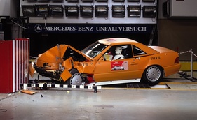 Mercedes-Benz 300 SL-24 (1989) - der Überlebensraum bleibt auch beim harten Offset-Crash intakt