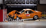 Bild: Mercedes-Benz 300 SL-24 (1989) - der Überlebensraum bleibt auch beim harten Offset-Crash intakt