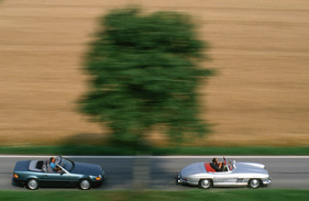 Mercedes-Benz 300 SL-24 (1989) - kein Problem, den 30 Jahre älteren 300 SL Roadster im Zaume zu halten