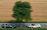 Mercedes-Benz 300 SL-24 (1989) - kein Problem, den 30 Jahre älteren 300 SL Roadster im Zaume zu halten (© Daniel Reinhard, 1989) Mercedes-Benz 300 SL-24 (1989) - kein Problem, den 30 Jahre älteren 300 SL Roadster im Zaume zu halten (© Daniel Reinhard, 1989)