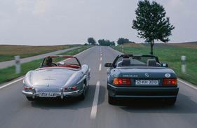 Mercedes-Benz 300 SL-24 von 1989 neben seinem Vorfahren 300 SL Roadster von 1960 (1989)