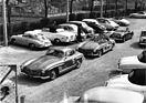 Bild: Mercedes-Benz 300 SL, Austin-Healey 100, Porsche 356 und andere bei der ersten Fahrschule des Schweizerischen Automobilclubs in Monza im Jahr 1957