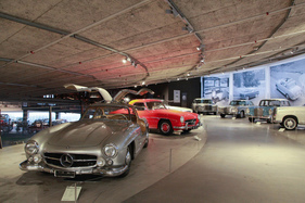 Mercedes-Benz 300 SL Flügeltürer (1956) - dahinter der 190 SL, der deutlich weniger kostete - Sonderschau "Mercedes-Benz" im Pantheon Basel 2020/2021 (1956)