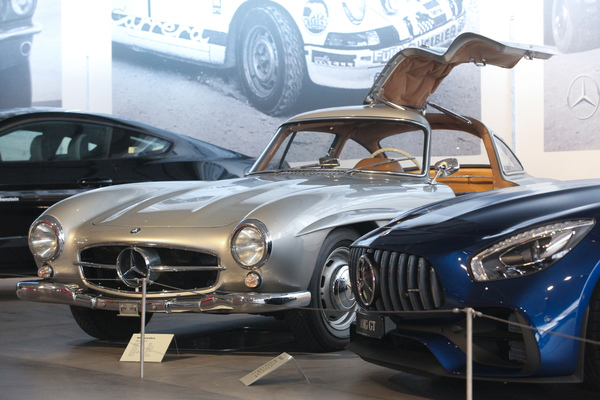 Mercedes-Benz 300 SL Flügeltürer (1956) - im Vergleich zum AMG GT C Coupé - Sonderschau "Ikonen und Boliden" im Pantheon Basel