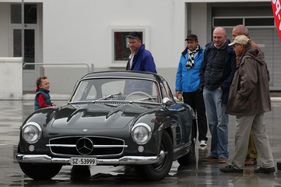 Bild Mercedes-Benz 300 SL Flügeltürer - elegant, in dunkler Lackierung und wohl der meistbewunderte Wagen auf dem Platz - Dolder Classics September 2015